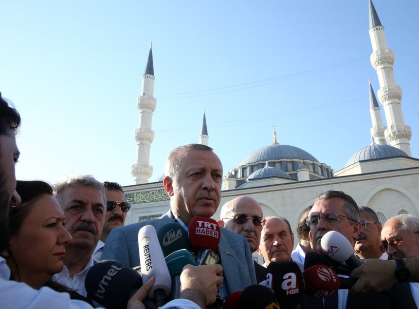 Erdogan rozmawia z dziennikarzami pod meczetem w Stambule po modlitwach z okazji święta kończącego Ramadan. /TURKISH PRESIDENT PRESS OFFICE /PAP/EPA