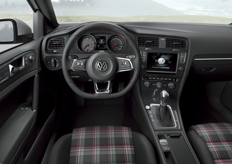 Ergonomia i jakość – wzorowe. Sportowe akcenty – w ograniczonej dawce. Konsola środkowa zwrócona jest w stronę kierowcy, a dźwignię zmiany biegów zamocowano wyżej niż w poprzedniku. Skrzynia DSG błyskawicznie żongluje przełożeniami, ale i ręczna pracuje bardzo przyjemnie. /Volkswagen