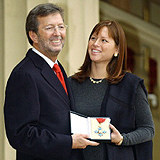 Eric Clapton z żoną Melią McEnery prezentują CBE /AFP