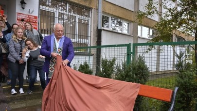 Eric-Emmanuel Schmitt ma swoją ławeczkę w Krakowie. "Jestem bardzo wzruszony"