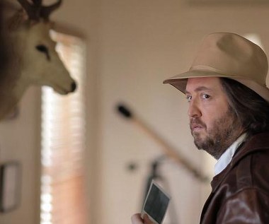 Eric Judor w scenie z filmu "Wrong"