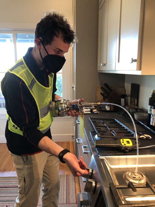 Eric Lebel z Uniwersytetu Stanforda podczas pobierania próbek gazu /Rob Jackson /Materiały prasowe