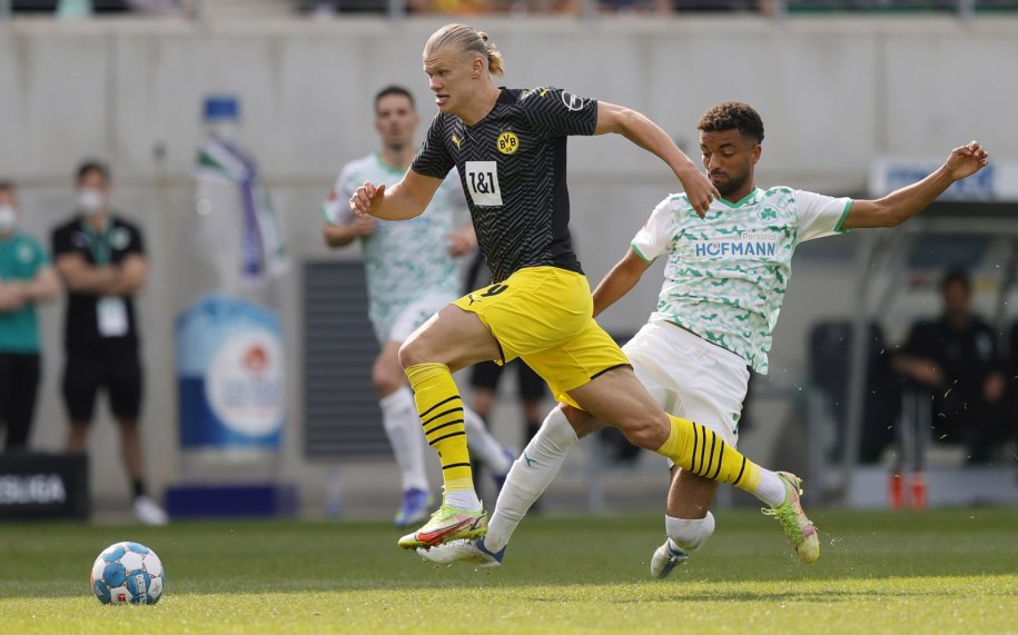 Erling Haaland przy piłce /RONALD WITTEK /PAP/EPA