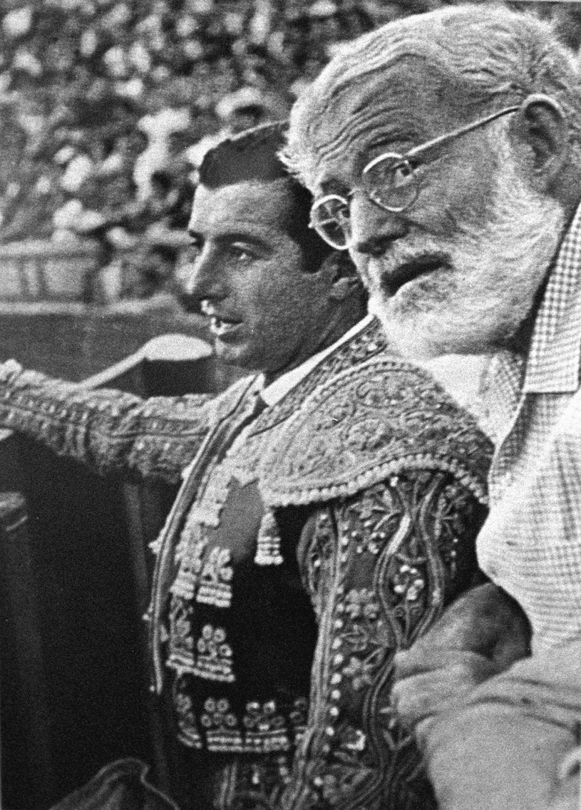 Ernest Hemingway (1899-1961) podczas corridy. Obok popularny hiszpański matador Antonio Ordonez (zdjęcie z lat 50. XX w.) /AFP