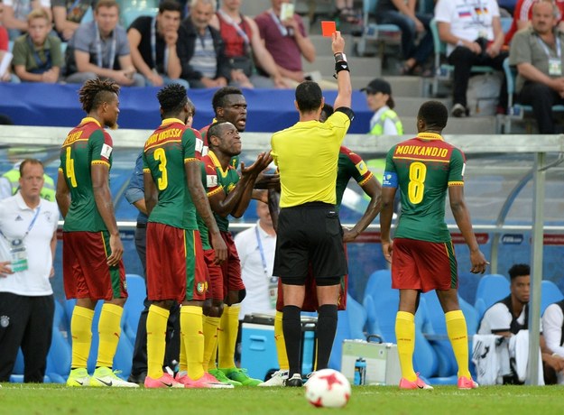 Ernest Mabouka z Kamerunu ukarany czerwoną kartką podczas meczu z Niemcami w Pucharze Konfederacji /PETER POWELL   /PAP/EPA