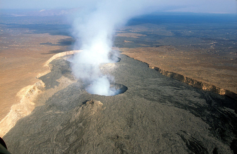 Erta Ale, czyli „Góra Dymu“ - jeden z wielu wulkanów w Afar. To jeden z takich wulkanów był przyczyną powstania wielkiej wyrwy w ziemi /Filippo Jean/Wikimedia /INTERIA.PL/materiały prasowe