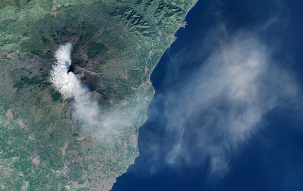 Erupcja Etny widziana z kosmosu /NASA Earth Observatory /PAP/EPA