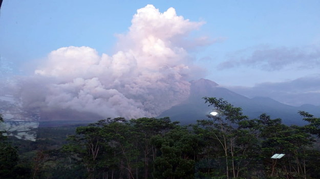 Erupcja Semeru /BNPB HANDOUT /PAP/EPA