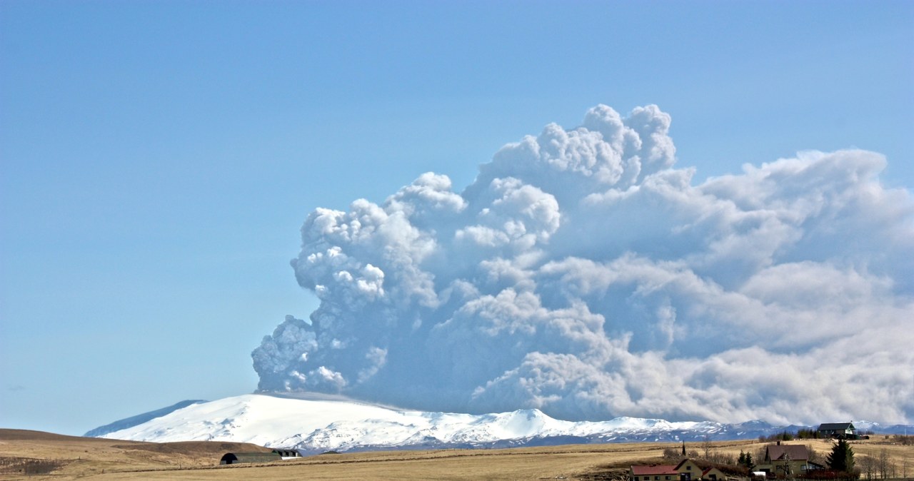 Erupcja stratowulkanu Eyjafjallajökull z kwietnia 2010 r. /Bjarki Sigursveinsson /Wikimedia