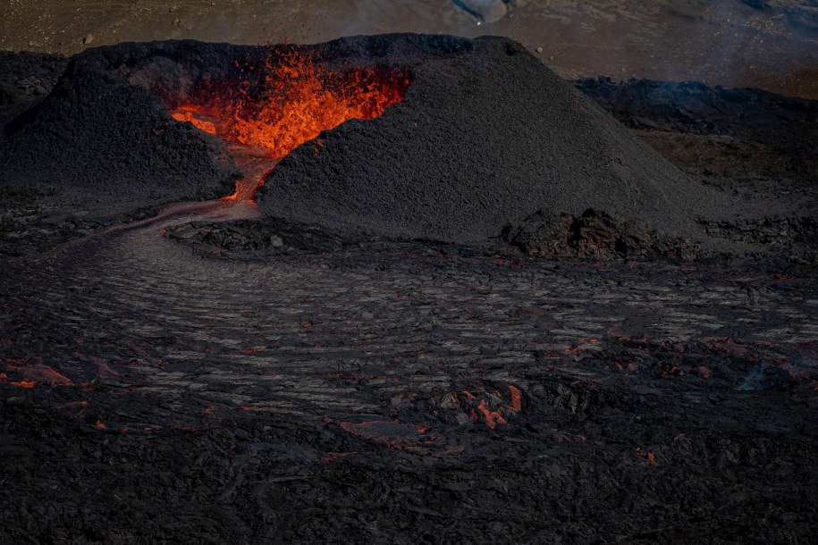 Erupcja systemu wulkanicznego Fagradalsfjall na zdjęciu z 16 sierpnia 2022 roku /Aaron Chown  /PAP/PA