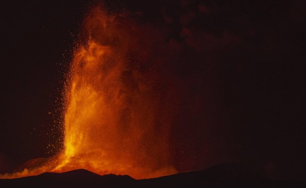 Erupcja włoskiej Etny. Zobacz spektakularne fontanny lawy [WIDEO]