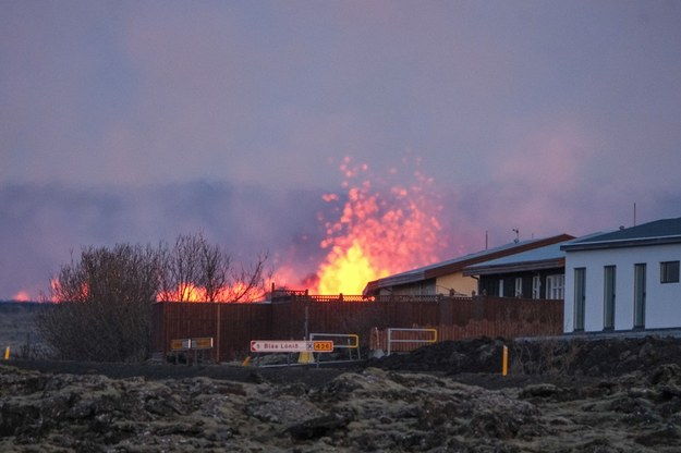 Erupcja wulkanu blisko Grindaviku /ANTON BRINK  /PAP/EPA