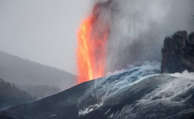 Erupcja wulkanu Cumbre Vieja na kanaryjskiej wyspie La Palma jest kataklizmem naturalnym, który doprowadził do największych strat w historii Hiszpanii. /MIGUEL CALERO /PAP/EPA