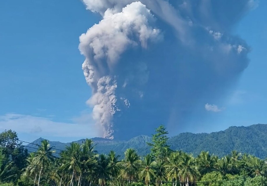 Erupcja wulkanu Dukono /EPA/PVMBG/HANDOUT /PAP/EPA