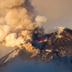 wulkan Erupcja wulkanu Etna. Ruch lotniczy na Sycylii sparaliżowany