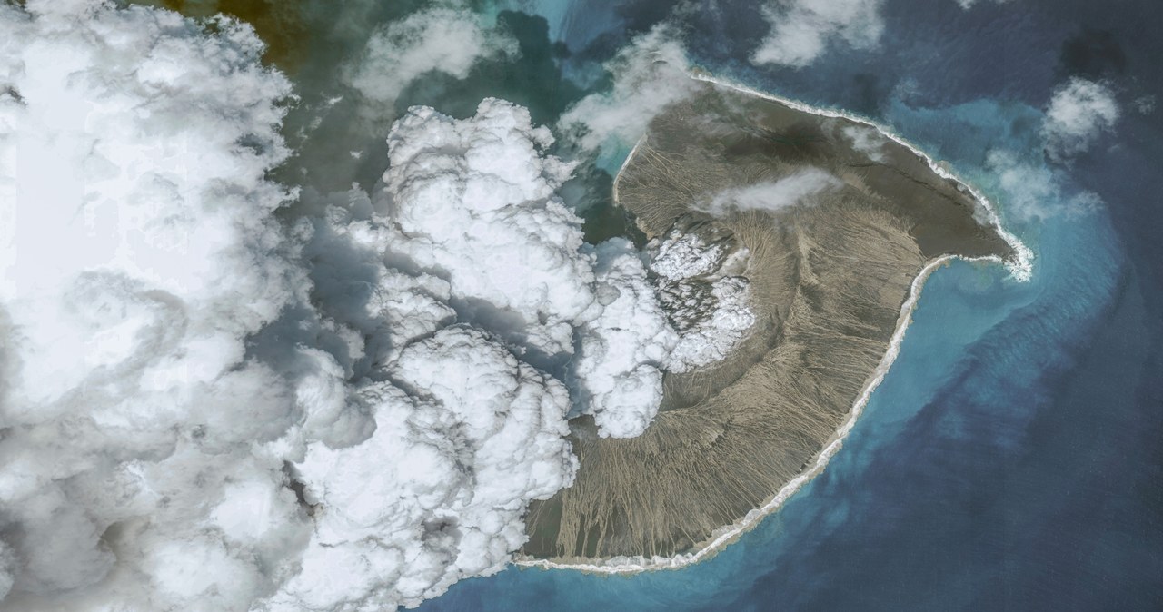 Erupcja wulkanu Hunga Tonga-Hunga Ha'apai była olbrzymia /Maxar /Getty Images