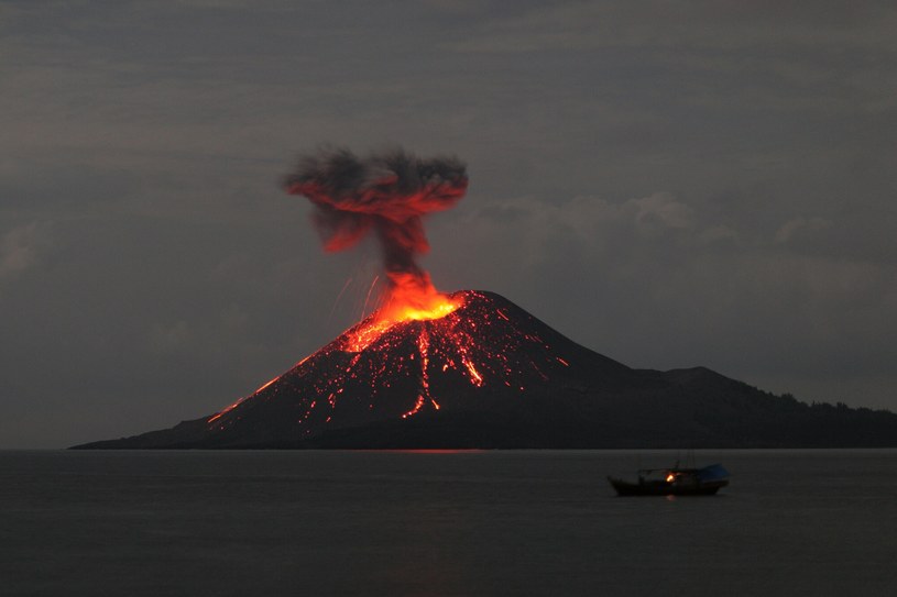 Erupcja wulkanu Krakatau w 2009 roku. /© Martin Rietze / Bridgeman Images /East News