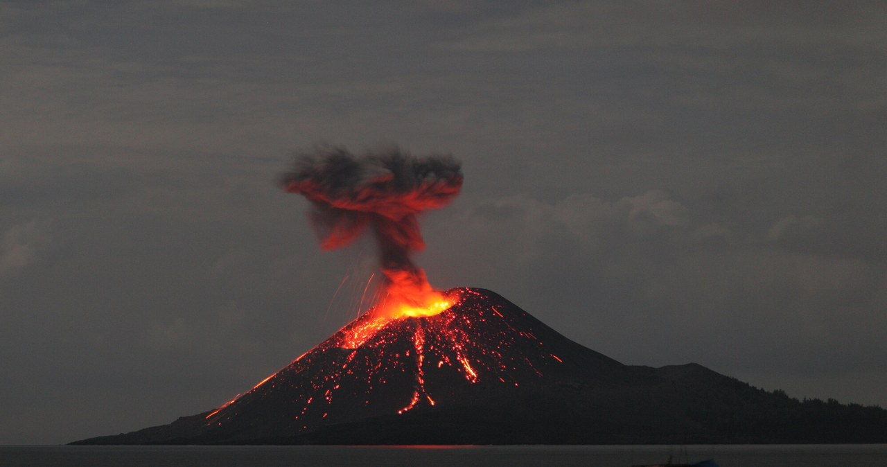 Erupcja wulkanu Krakatau w 2009 roku. /© Martin Rietze / Bridgeman Images /East News
