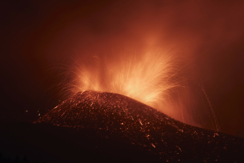 Erupcja wulkanu La Palma budzi wielkie zainteresowanie wśród ludzi na całym świecie /Meng Dingbo/Xinhua News /East News