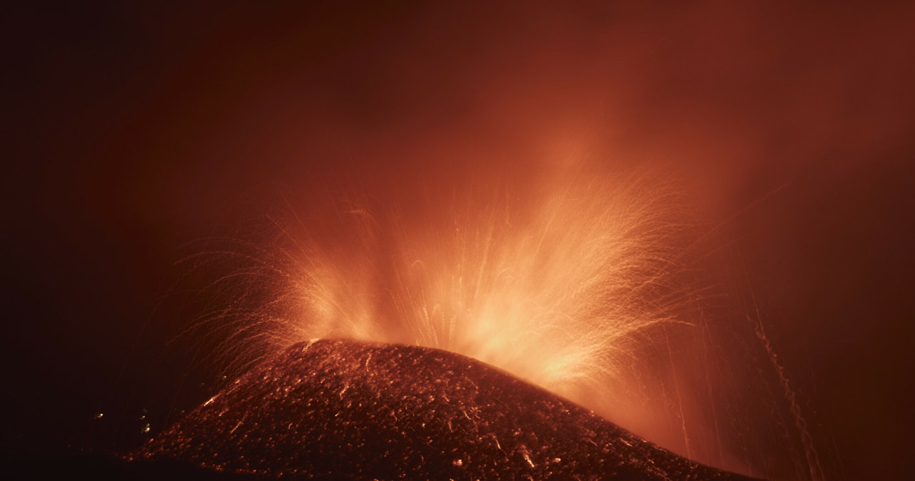 Erupcja wulkanu La Palma budzi wielkie zainteresowanie wśród ludzi na całym świecie /Meng Dingbo/Xinhua News /East News