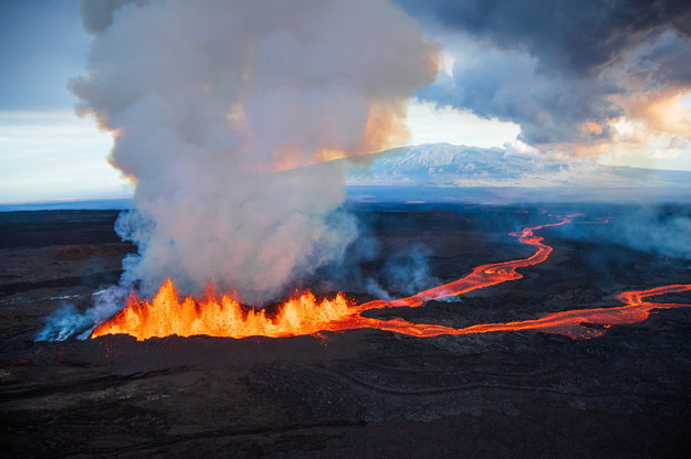 Erupcja wulkanu Mauna Loa /BRUCE OMORI / PARADISE HELICOPTERS /PAP/EPA