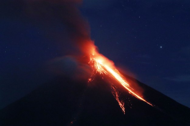 Erupcja wulkanu Mayon /FRANCIS R. MALASIG /PAP/EPA