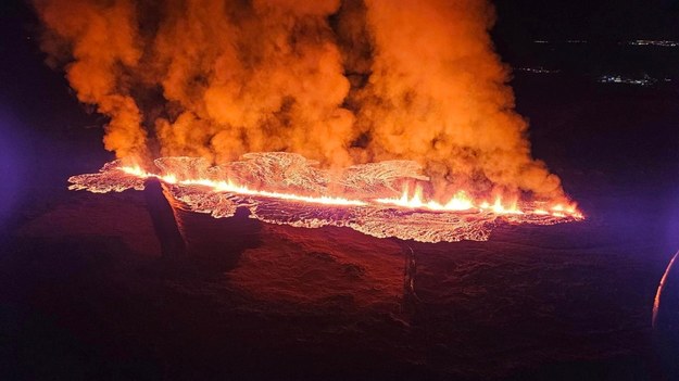 Erupcja wulkanu na Islandii /Iceland Civil Defense (almannavarnadeild) / HANDOUT /PAP/EPA