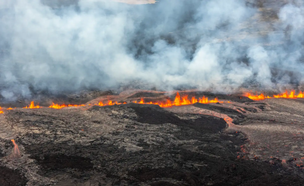 Erupcja wulkanu na Reykjanes. Lawa zagraża Grindavik