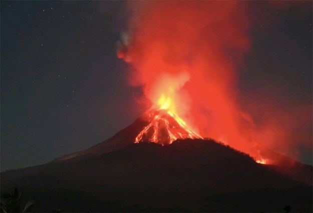 Erupcja wulkanu na wyspie Flores /PVMBG/Xinhua News/East News /