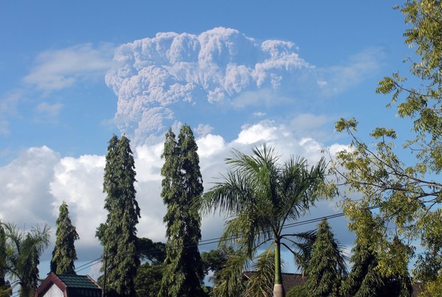 Erupcja wulkanu Sangeang Api /STR /PAP/EPA
