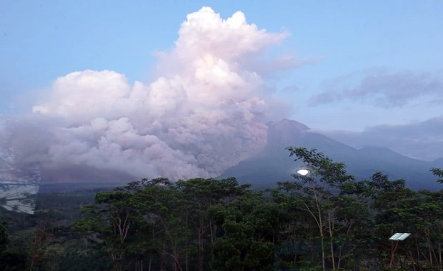 Erupcja wulkanu Semeru. Ewakuacja ludności