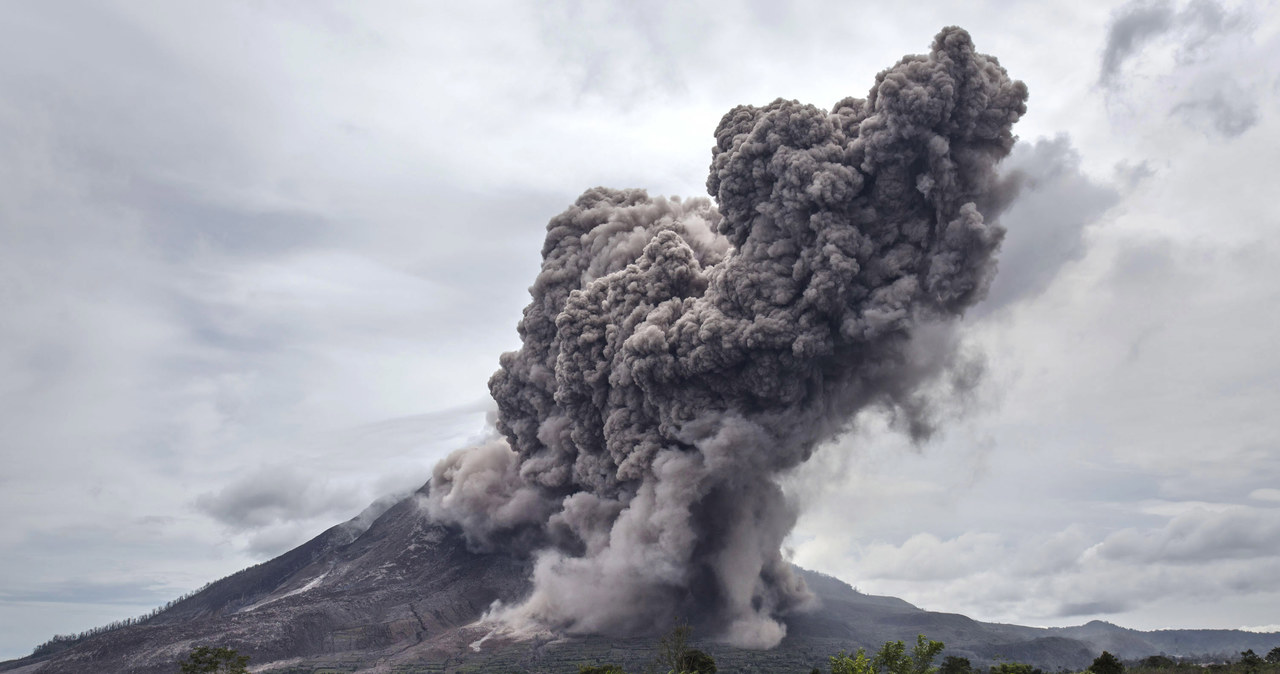 Erupcja wulkanu Sinabung w 2015 r. Góra znów zagrzmiała pięć lat później... / Ulet Ifansasti / Stringer /Getty Images