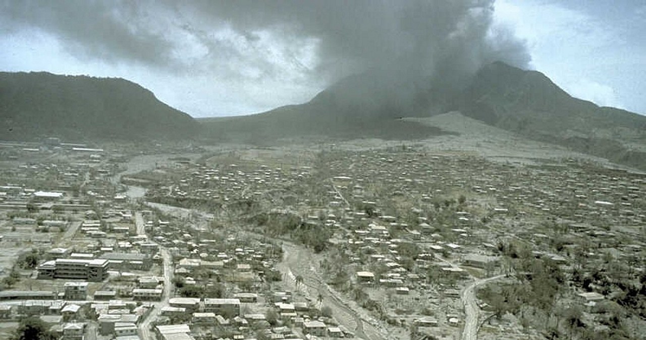 Erupcja wulkanu Soufriere Hills w lipcu 1997 roku. Popioły zasypują Plymouth. /Wikipedia /Wikipedia
