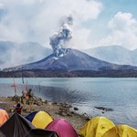 Erupcja wulkanu sparaliżowała lotniska. Tysiące turystów utknęło na wyspach