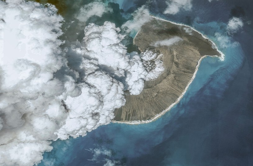 Erupcja wulkanu Tonga wyrzuciła skały, które przecinały ocean z niebywałą prędkością /Maxar via Getty Images /Getty Images