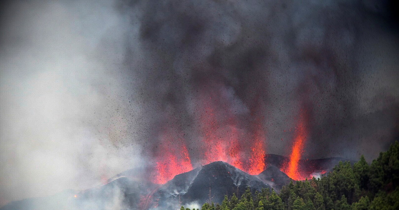Erupcja wulkanu w miejscowości La Palma /EPA/Miguel Calero /PAP