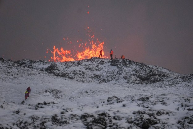 Erupcja wulkanu w pobliżu miasta Grindavik na półwyspie Reykjanes (zdjęcie z 19.12.2023) /ANTON BRINK  /PAP/EPA