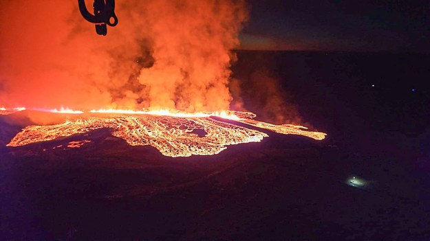 Erupcja wulkanu (zdjęcie z 14.01.2024) /ICELANDIC DEPARTMENT OF CIVIL PR/AFP /East News
