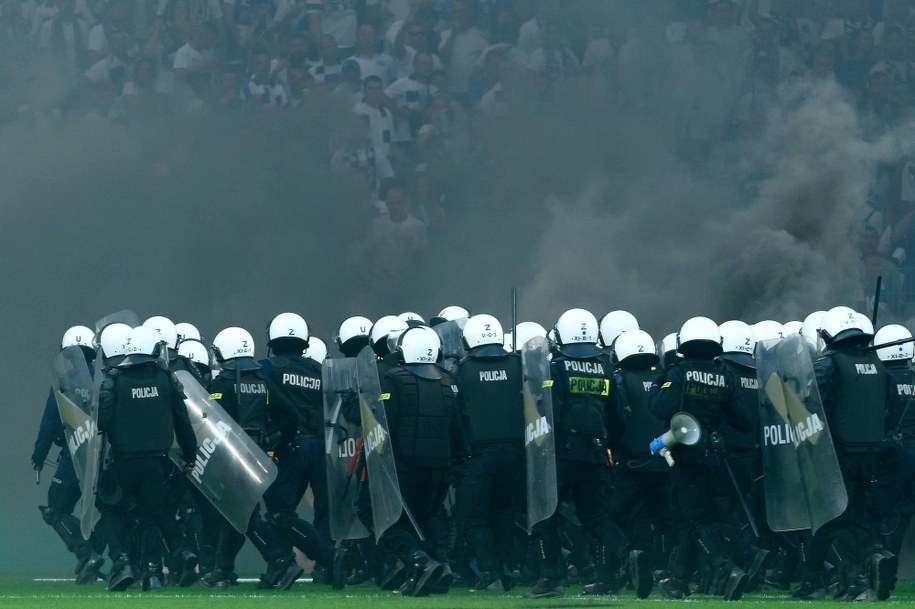 erwencja policji podczas meczu grupy mistrzowskiej ostatniej kolejki sezonu piłkarskiej Ekstraklasy Lech Poznań - Legia Warszawa /Jakub Kaczmarczyk /PAP