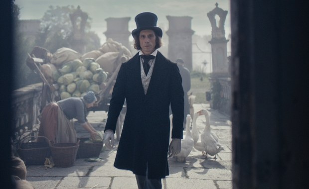 Eryk Kulm gra Fryderyka Chopina. Zobacz pierwsze zdjęcia z planu