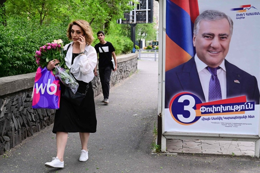 Erywań przed wyborami. Na zdjęciu plakat wyborczy Silnej Armenii /KAREN MINASYAN/AFP/East News /East News
