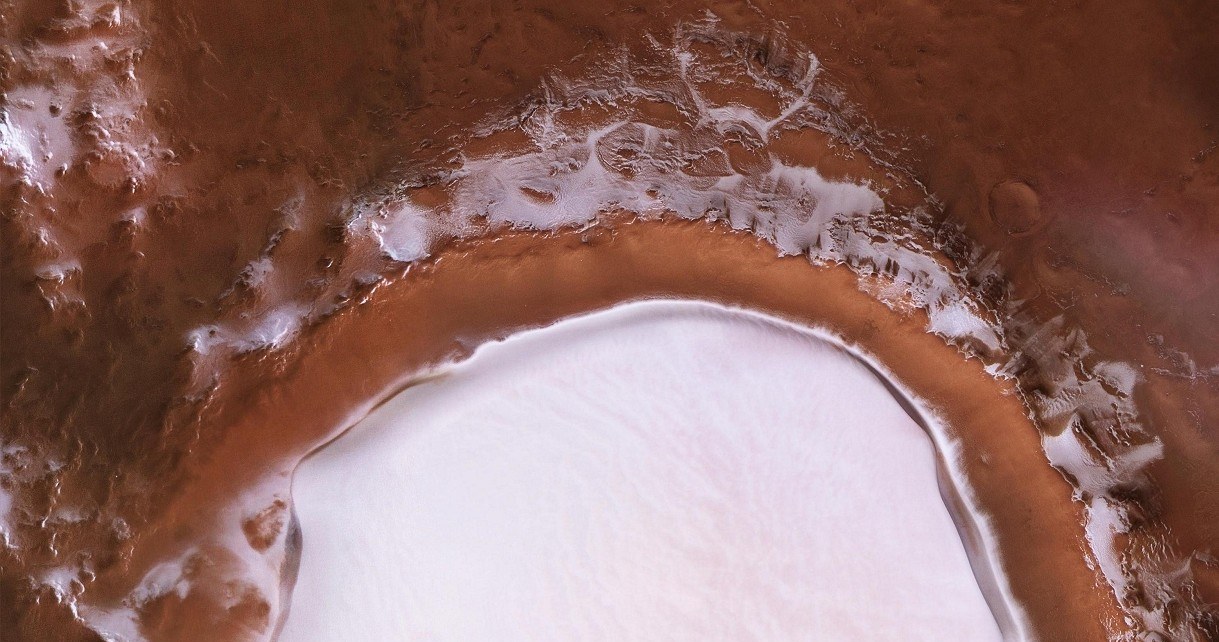 ESA opublikowała spektakularne zdjęcie wypełnionego lodem krateru na Marsie /Geekweek