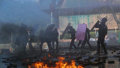 Eskalacja konfliktu w Hongkongu. Policjant został trafiony strzałą