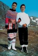 Eskimosi z Grenlandii w tradycyjnych strojach /Encyklopedia Internautica