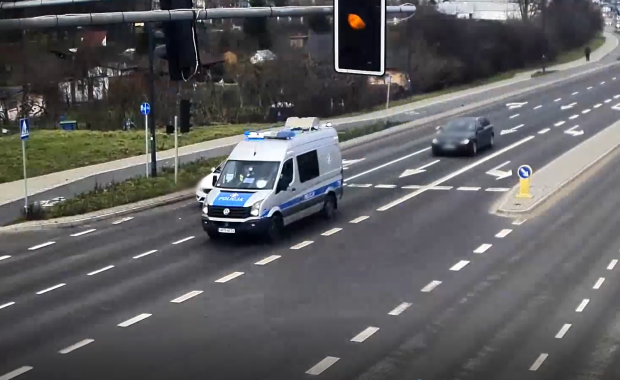 Eskorta na policyjnych sygnałach. Dziecko potrzebowało pomocy [NAGRANIE]