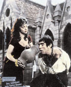 Esmeralda (Gina Lollobrigiga) i Quasimodo (Anthony Quinn) w filmie Dzwonnik z Notre Dame, reż. Jean Delannoy, 1956 r. /Encyklopedia Internautica
