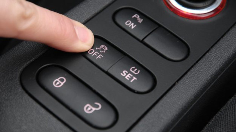 ESP (lewy przycisk) oraz czujniki ciśnienia w oponach (prawy) to obowiązkowe wyposażenie samochodu /Motor