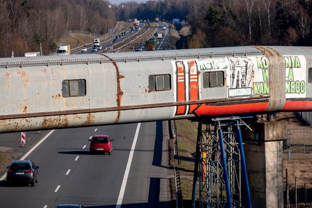 Estakada z kopalnianym taśmociągiem nad autostradą A4 w Katowicach / 	Andrzej Grygiel    /PAP