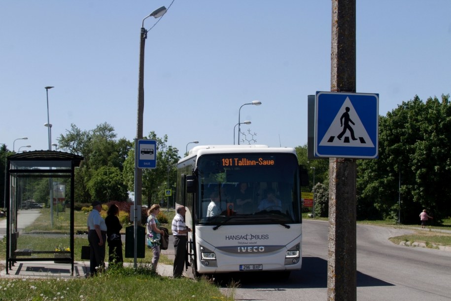 Estończycy czekają na przystanku /PAP/EPA