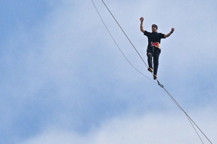 Estoński slackliner Jaan Roose podczas próby przejścia na linie z Pałacu Kultury i Nauki do Varso Tower /Piotr Nowak /PAP